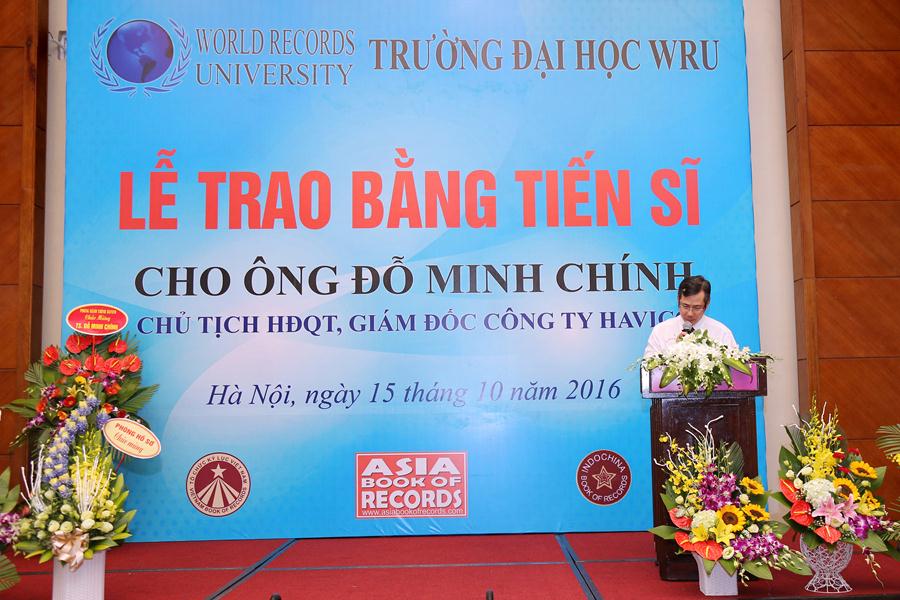 Ông Dương Lâm Duy Viên - Giám đốc điều hành Tổ chức kỷ lục giới thiệu đôi nét tiểu sử và công trình luận án của tân tiến sĩ và quyết định của WRU.