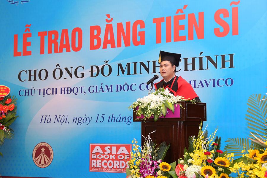 Tiến sĩ Đỗ Minh Chính phát biểu chia sẻ cảm tưởng sau khi nhận bằng.