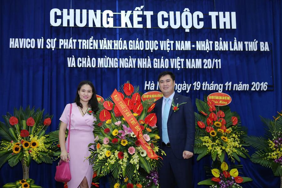Nhà báo Trần Thanh Hậu - đại diện báo Tuổi trẻ Thủ đô - tặng hoa chúc mừng