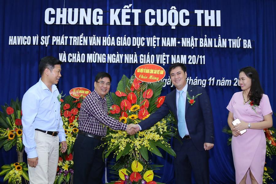 Thạc sĩ Trần Hồng Quỳnh - Vụ trưởng, Trưởng ban Tư liệu văn kiện Báo điện tử Đảng cộng sản tặng hoa chúc mừng sự kiện