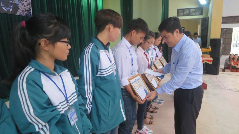 TS. Đỗ Minh Chính trao học bổng cho các em học sinh