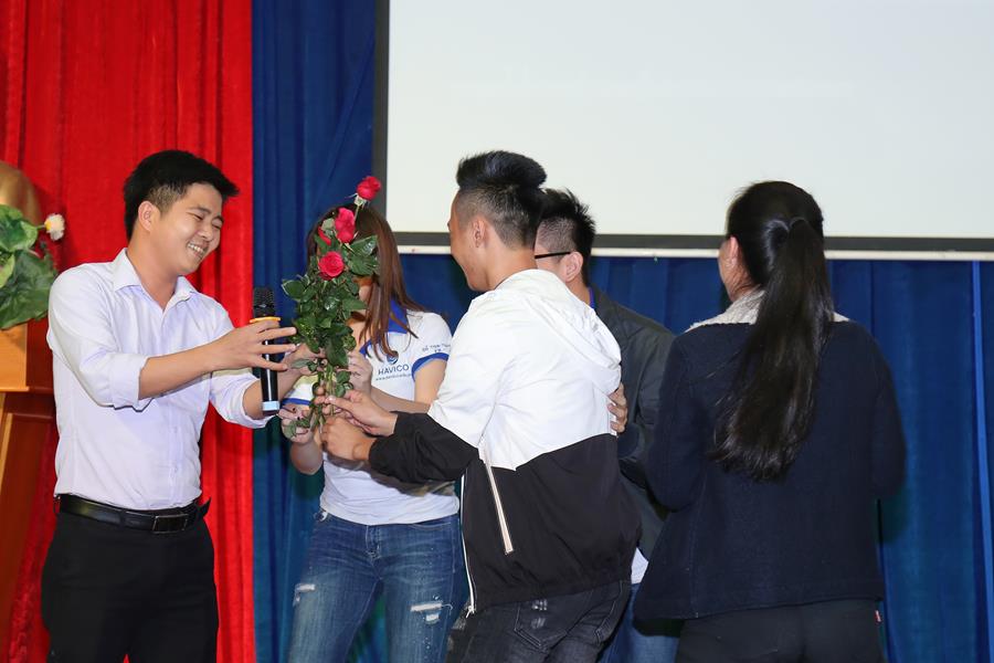 Thầy giáo Đỗ Văn Nam, giáo viên phụ trách trực tiếp các học viên kỳ tháng 1 cũng tham gia giao lưu văn nghệ để hát tặng các học trò của mình