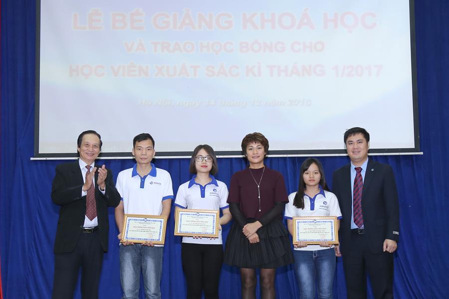 TS. Nguyễn Lê Minh cùng Ban lãnh đạo HAVICO trao học bổng cho các học viên xuất sắc của khoá.