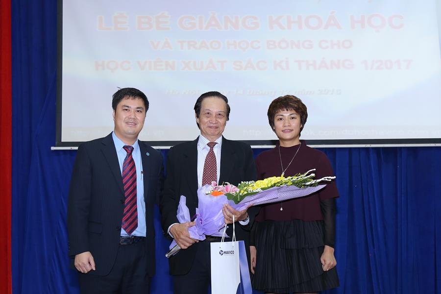 Ban lãnh đạo HAVICO tặng hoa thay cho lời cám ơn chân thành vì sự hỗ trợ nhiệt tình của Tiến sĩ Nguyễn Lê Minh