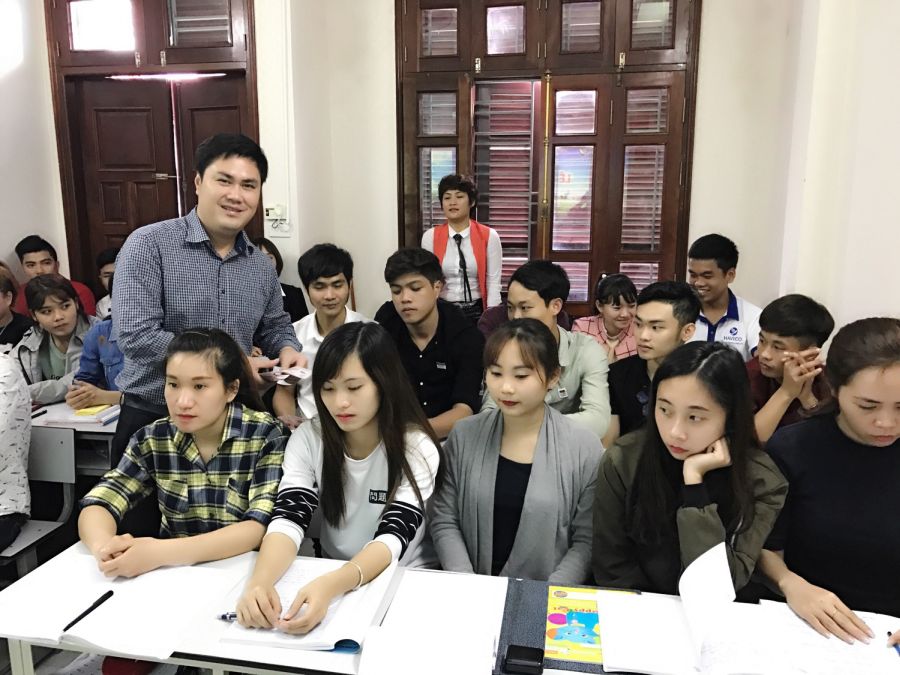 TS. Đỗ Minh Chính tặng quà mừng tuổi các học viên mới của HAVICO