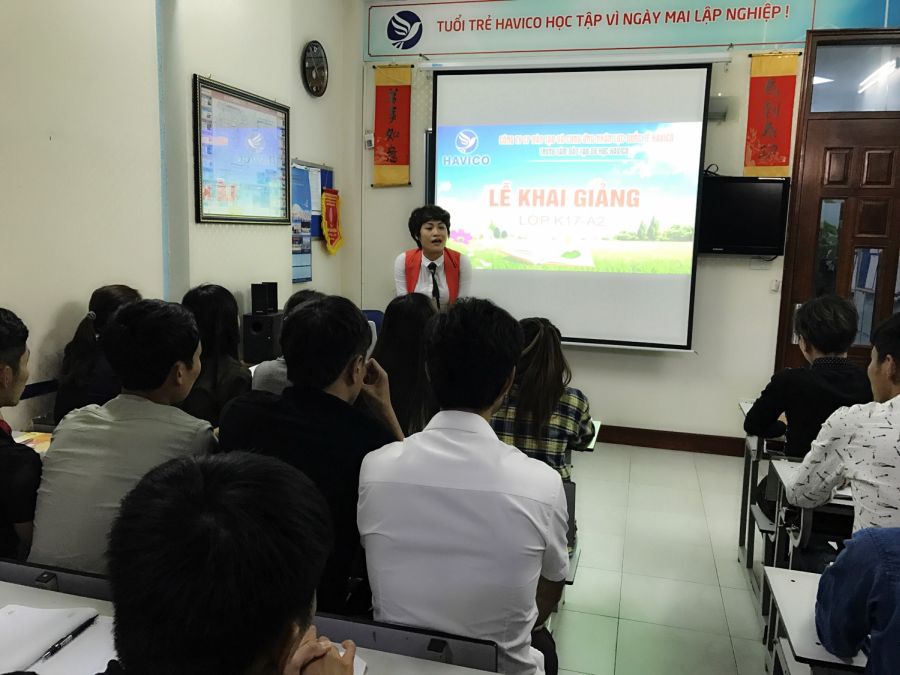Bà Mai Ngọc Anh - Phú chủ tịch HĐQT, Giám đốc Trung tâm đào tạo du học HAVICO phát biểu và hướng dẫn học viên.