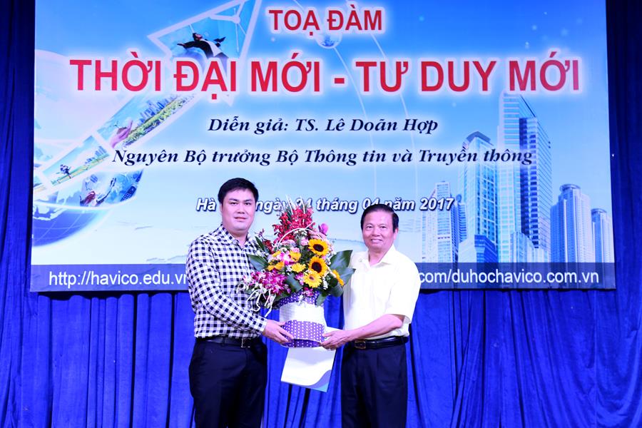 TS. Đỗ Minh Chính trao tặng lẵng hoa tươi thể hiện sự trân trọng và lòng biết ơn đối với những chia sẻ của Nguyên Bộ trưởng