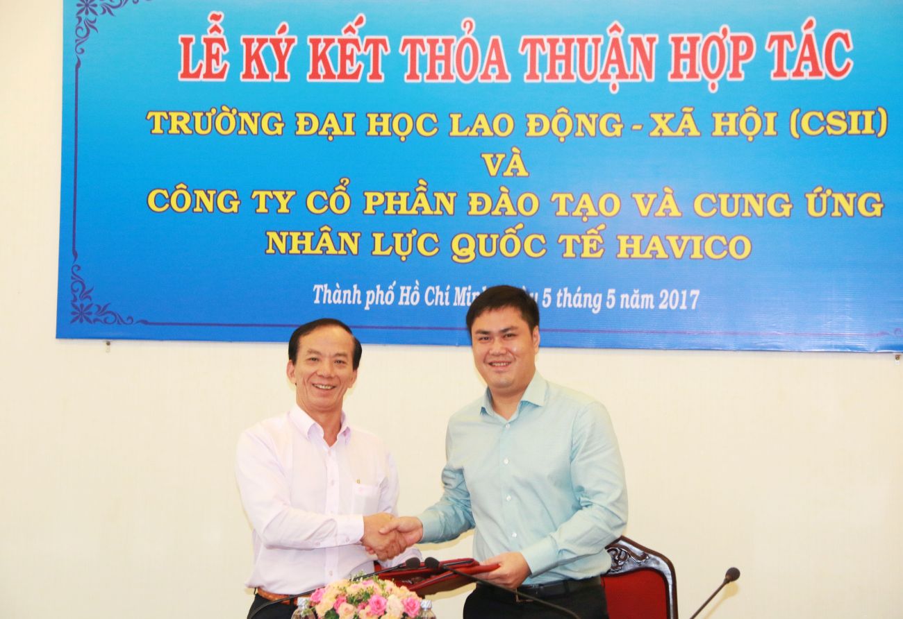 Bắt tay hợp tác chính thức giữa PGS.TS. Bùi Anh Thuỷ (trái) và TS. Đỗ Minh Chính