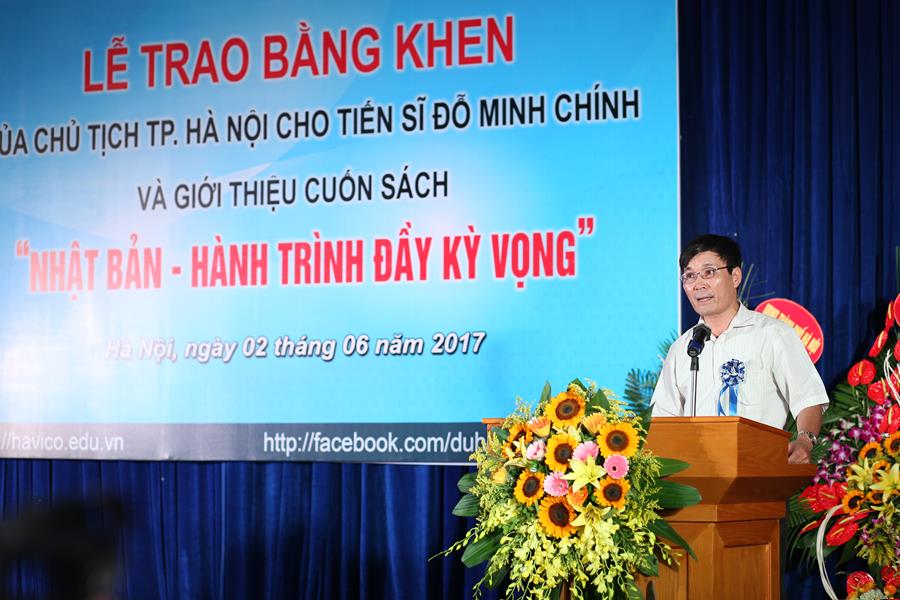Ông Trần Đình Trí - Chánh văn phòng Liên hiệp các hội KH&KT Hà Nội đọc quyết định khen thưởng của Chủ tịch Thành phố.