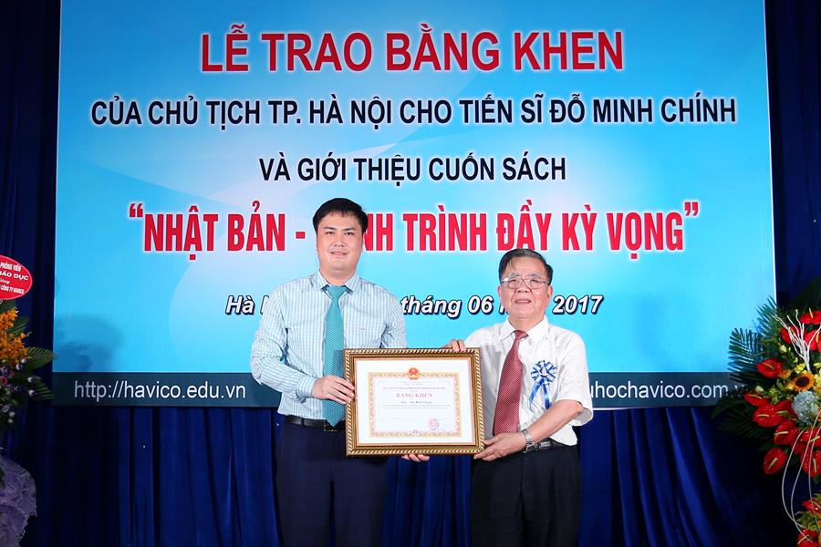 GS.TS. Vũ Hoan thay mặt lãnh đạo Thành phố trao bằng khen cho TS. Đỗ Minh Chính