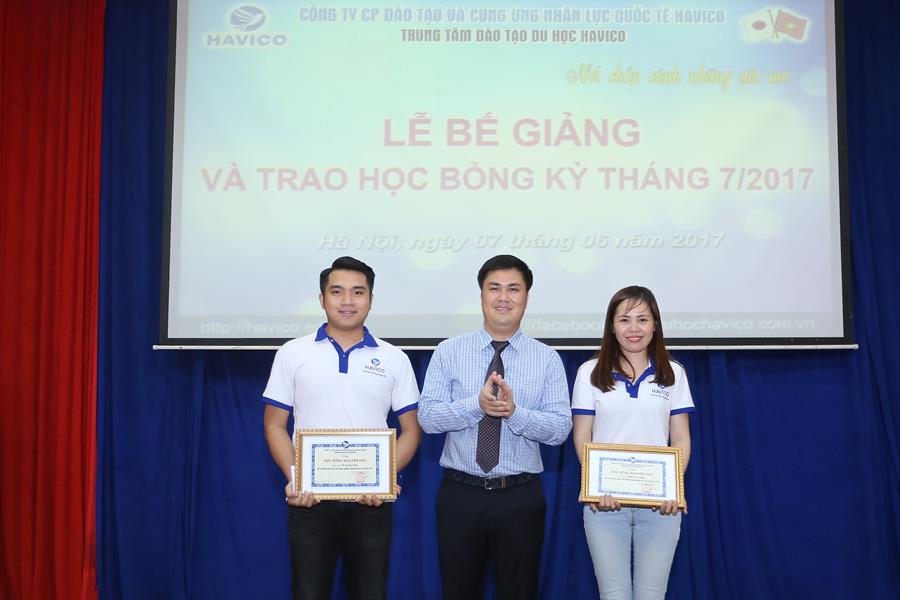 TS. Đỗ Minh Chính trao học bổng cho hai học viên xuất sắc nhất kỳ tháng 7 năm nay.