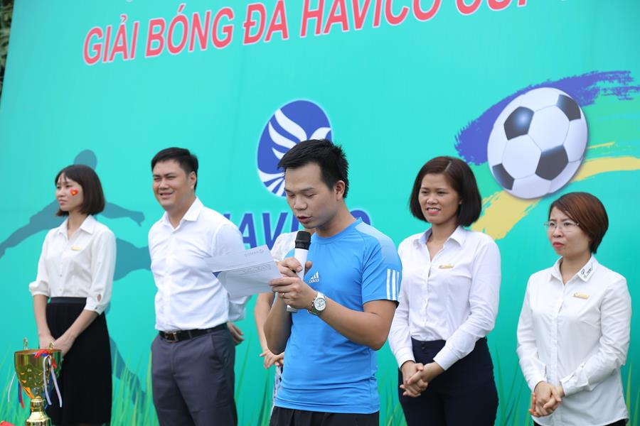 Ông Trịnh Đình Tài đại diện cho tổ trọng tài điều khiển giải đấu đọc lời tuyên thệ sẽ làm việc khách quan, trung thực.