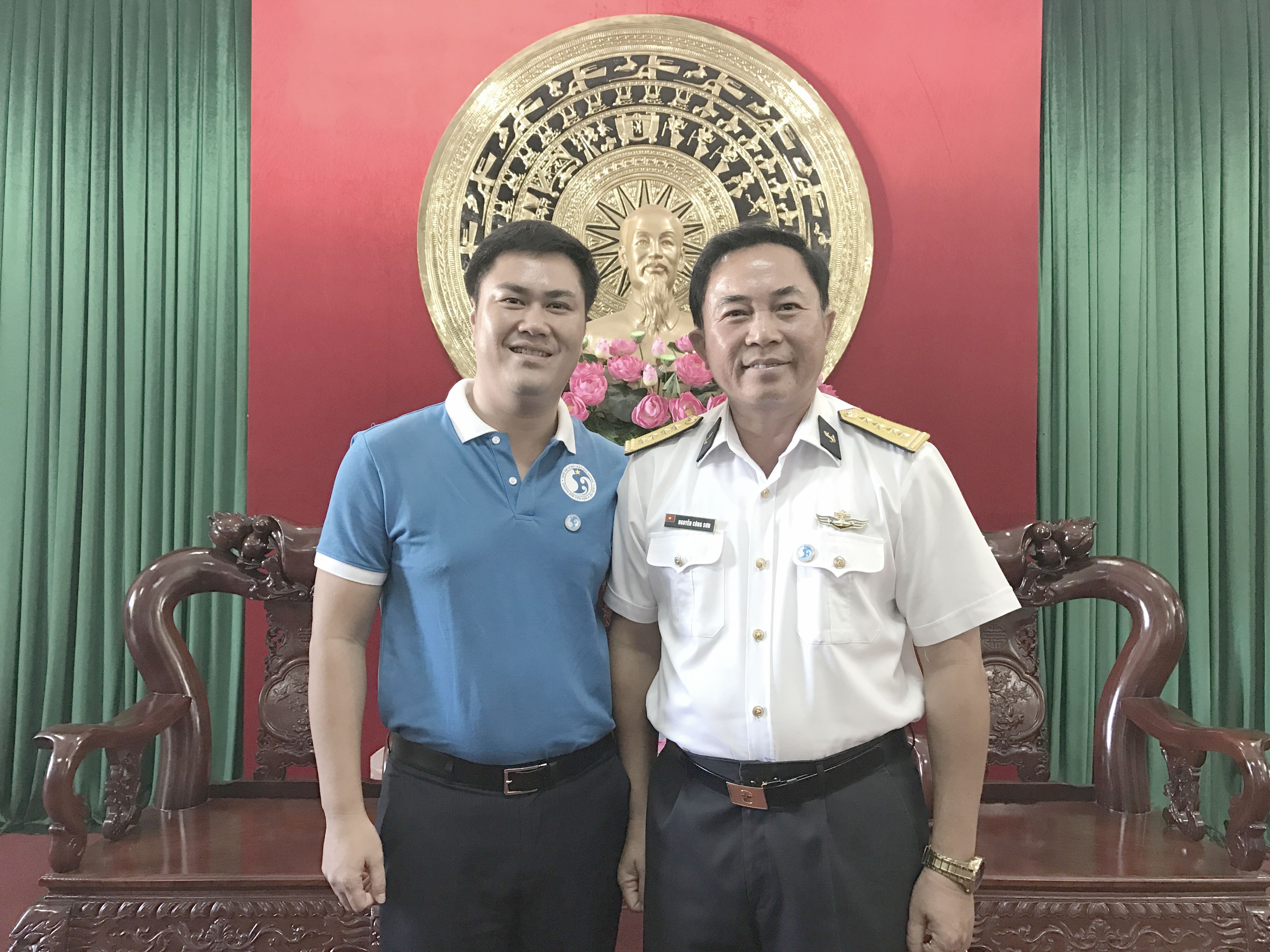 Đại tá Nguyễn Công Sơn - Phó chính ủy Vùng 4 Hải quân  - tiếp và làm việc với TS. Đỗ Minh Chính