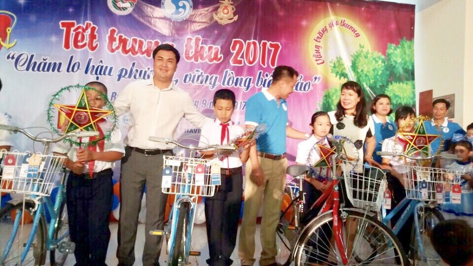 TS. Đỗ Minh Chính thay mặt Công ty HAVICO tặng 20 chiếc xe đạp cho các em nhỏ là con em các chiến sĩ hải quân.