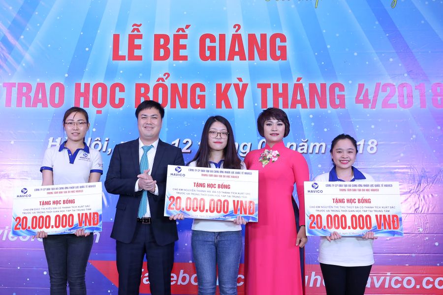Ba suất học bổng đặc biệt, mỗi suất trị giá 20 triệu đồng được trao chỏ ba em là Đào Thị Kiều, Nguyễn Thanh Hà và Nguyễn Thị Thu Thủy