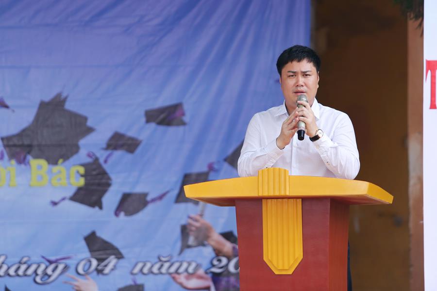 Tiến sĩ Đỗ Minh Chính phát biểu chia sẻ với các em học sinh về giáo dục và định hướng nghề nghiệp.