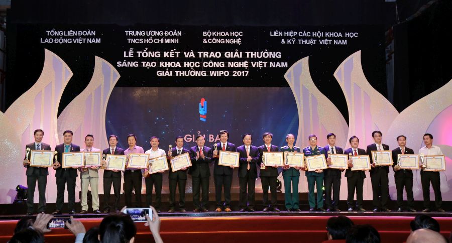 TS. Đỗ Minh Chính (thứ hai từ trái sáng) nhận giải thưởng của chương trình.