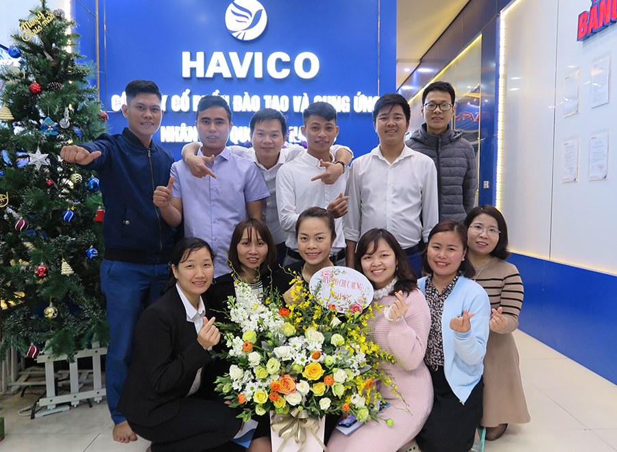 Tap the phai manh HAVICO tang hoa va gui loi chuc den cac chi em