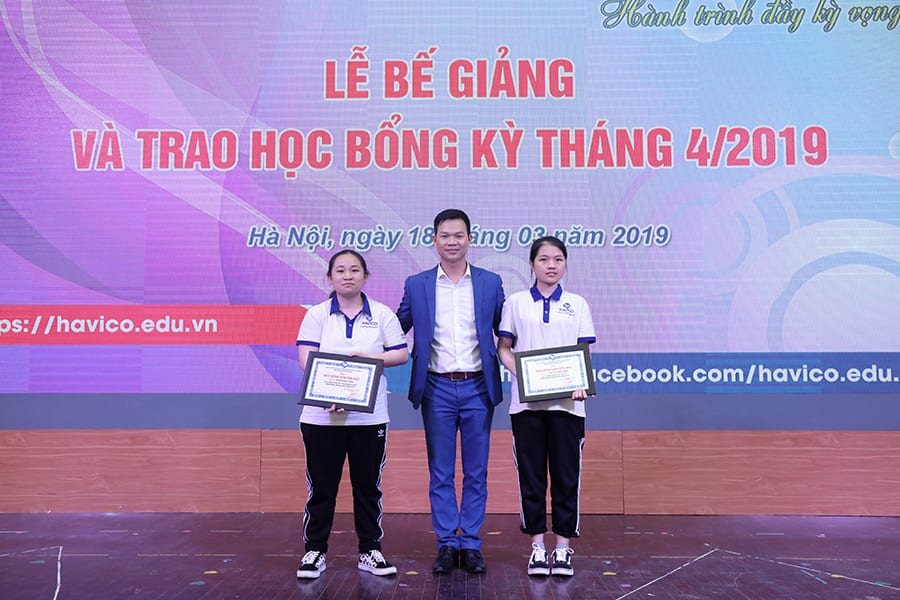 Cô giáo Trần Thị Thúy Hằng trao học bổng cho em Cao Thị Ngọc Anh – K18A6, Nguyễn Thị Hồng – K1811 và Nguyễn Thị Hiền – K18A8