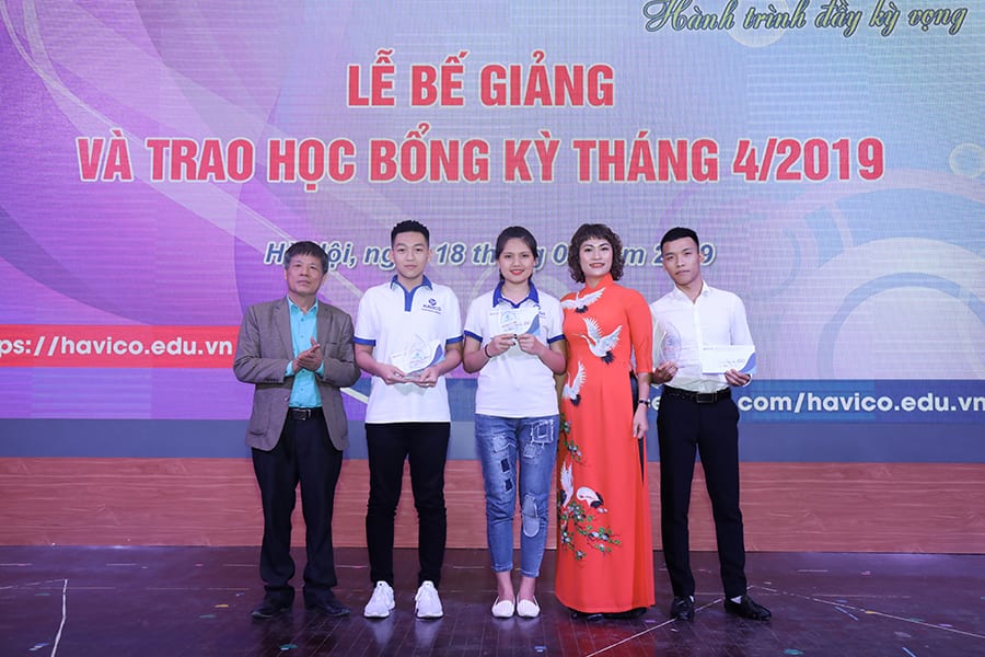 ThS. Mai Ngọc Anh và nhà báo Trần Miêu trao giải cho các cá nhân và tập thể đạt giải trong cuộc thi Sáng tạo HAVICO