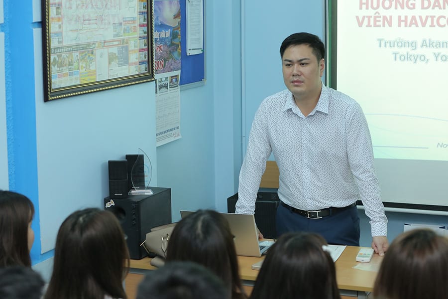 TS. Đỗ Minh Chính - Chủ tịch HĐQT, Giám đốc HAVICO chia sẻ với các em học viên trong buổi hướng dẫn
