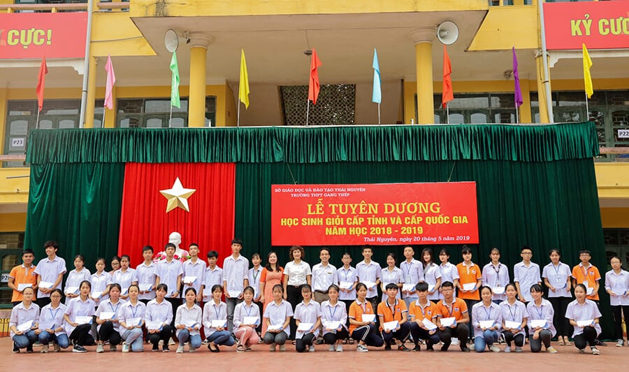 ThS. Mai Ngọc Anh chụp hình lưu niệm với Ban giám hiệu và các em học sinh nhận học bổng của trường THPT Gang Thép