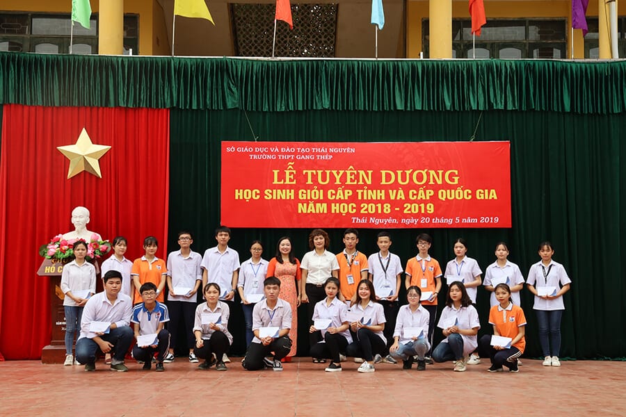 ThS. Mai Ngọc Anh chụp hình lưu niệm với Ban giám hiệu và các em học sinh nhận học bổng của trường THPT Gang Thép