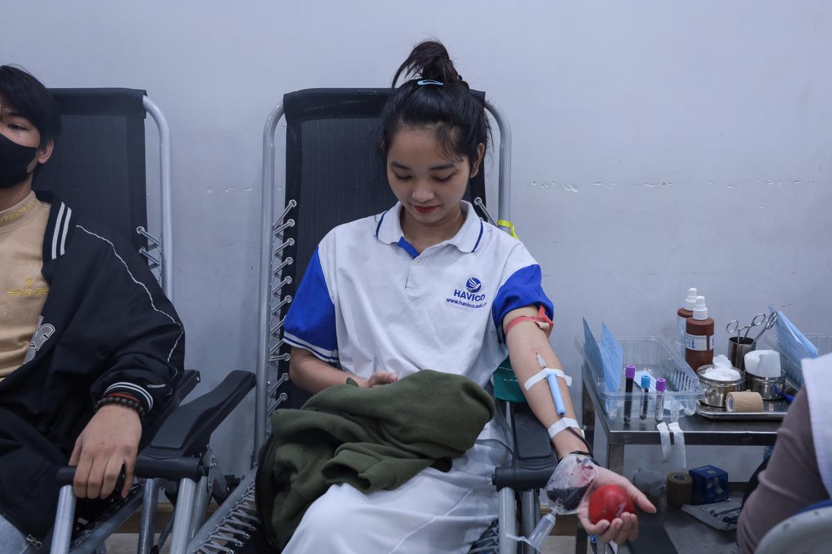 Học viên tham gia hiến máu