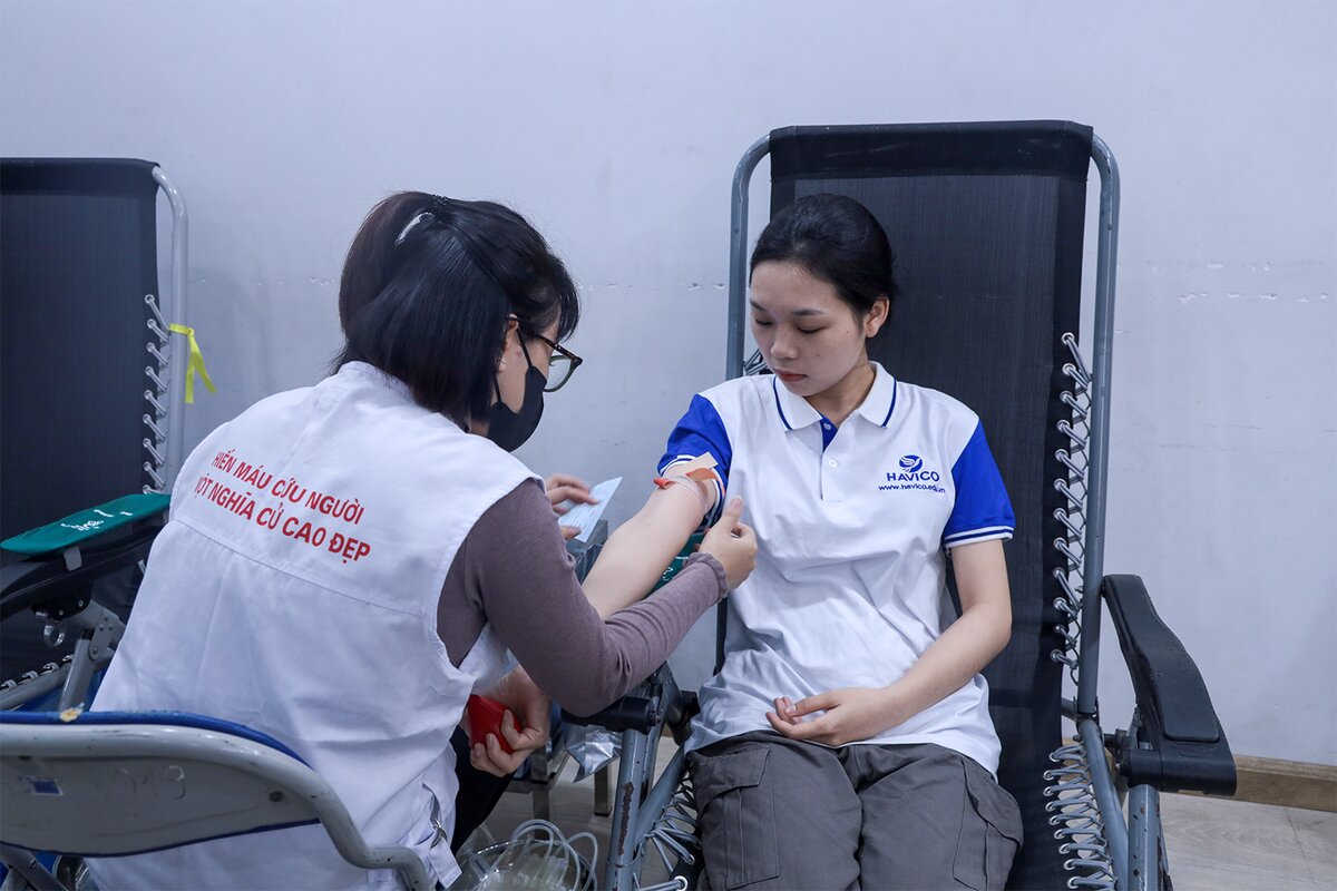 Học viên tham gia hiến máu