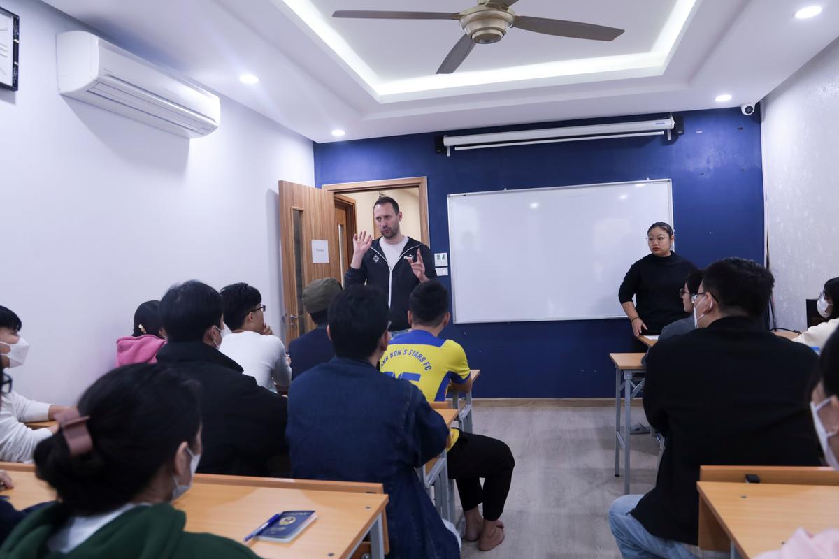 Thầy Đức hướng dẫn trước thi
