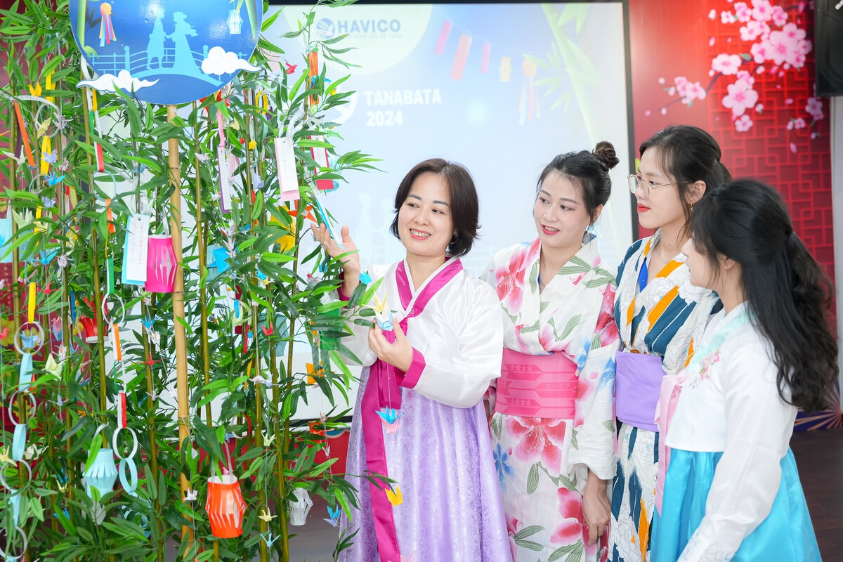 Học viên trải nghiệm lễ hội tanabata mặc trang phục các nước