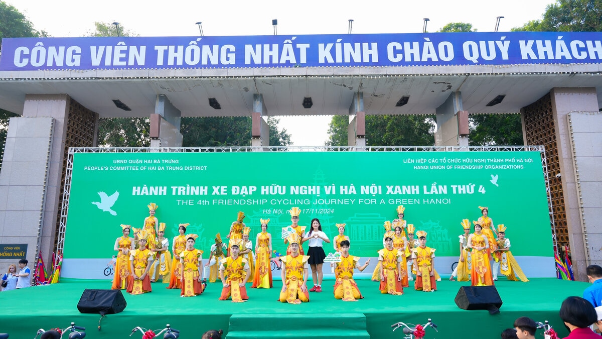 Học viên chụp cùng ban lãnh đạo