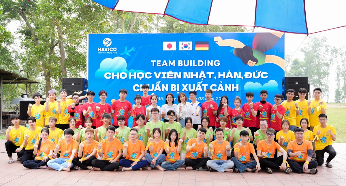 Ban lãnh đạo chụp cùng học viên