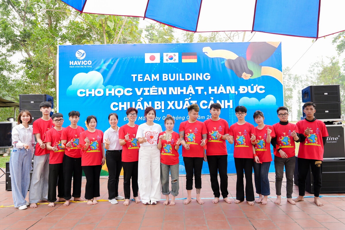 Ban lãnh đạo chụp cùng học viên