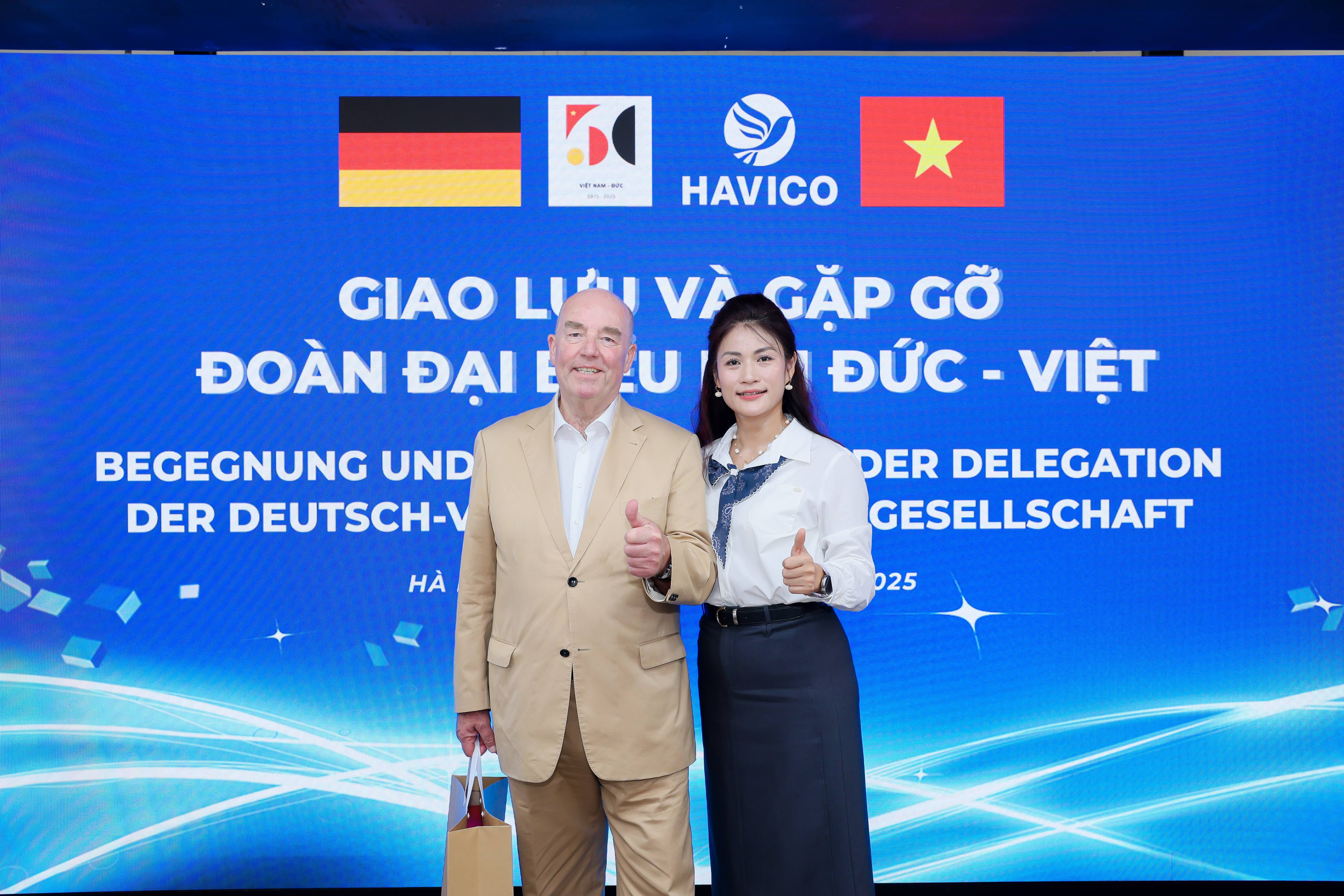 Ban lãnh đạo cùng chủ tịch hội Đức - Việt