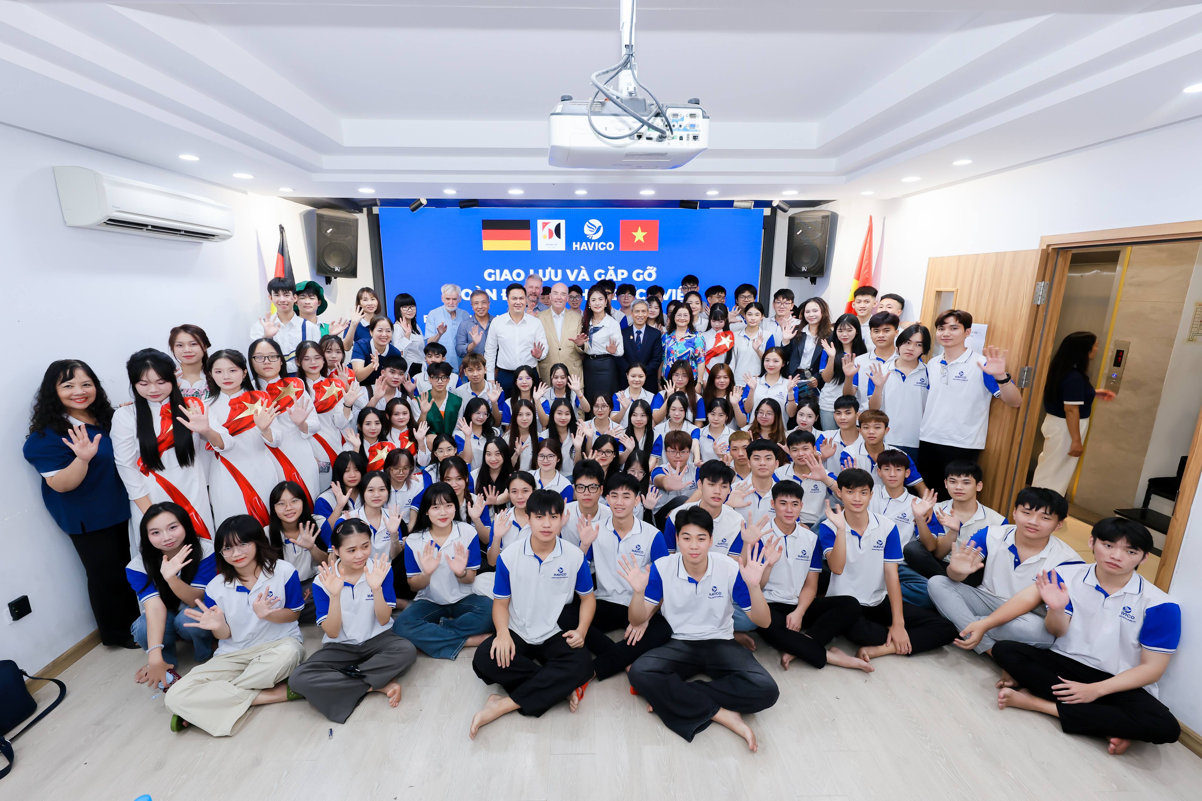 Tập thể HAVICO chụp cùng đoàn đại biểu hội Đức - Việt