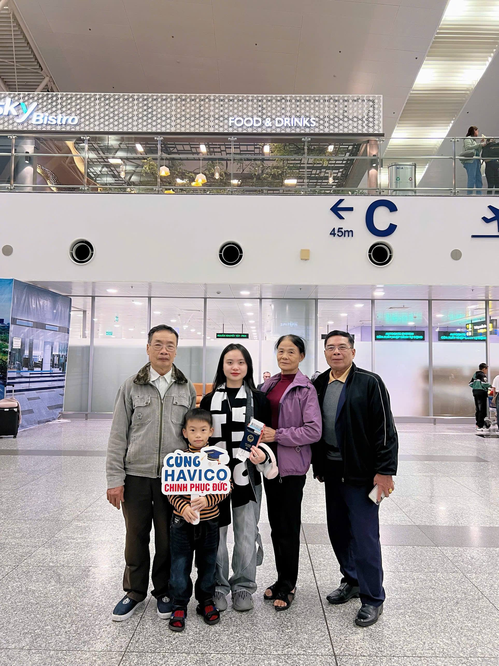 Học viên chụp cùng gia đình