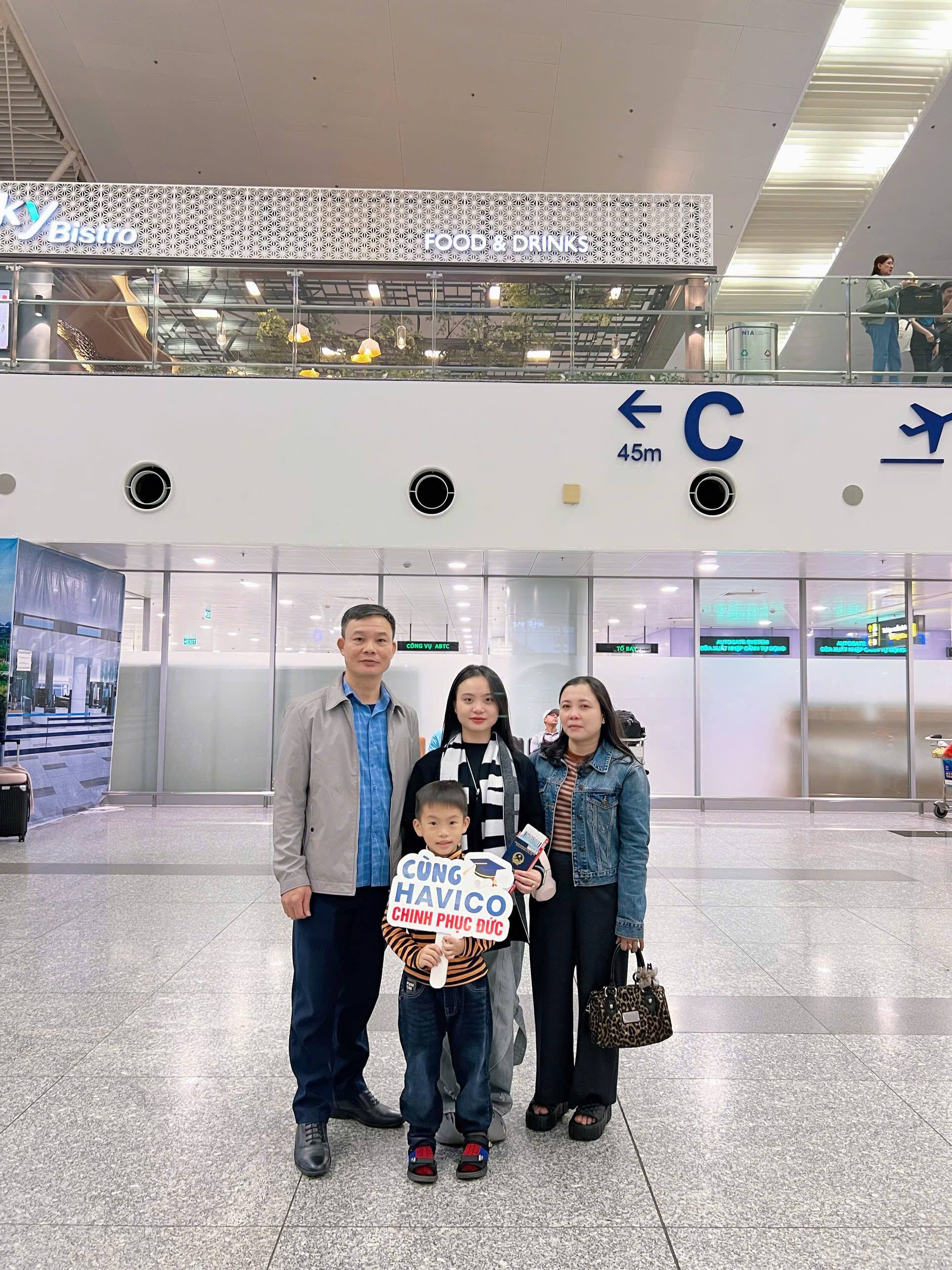 Học viên chụp cùng gia đình