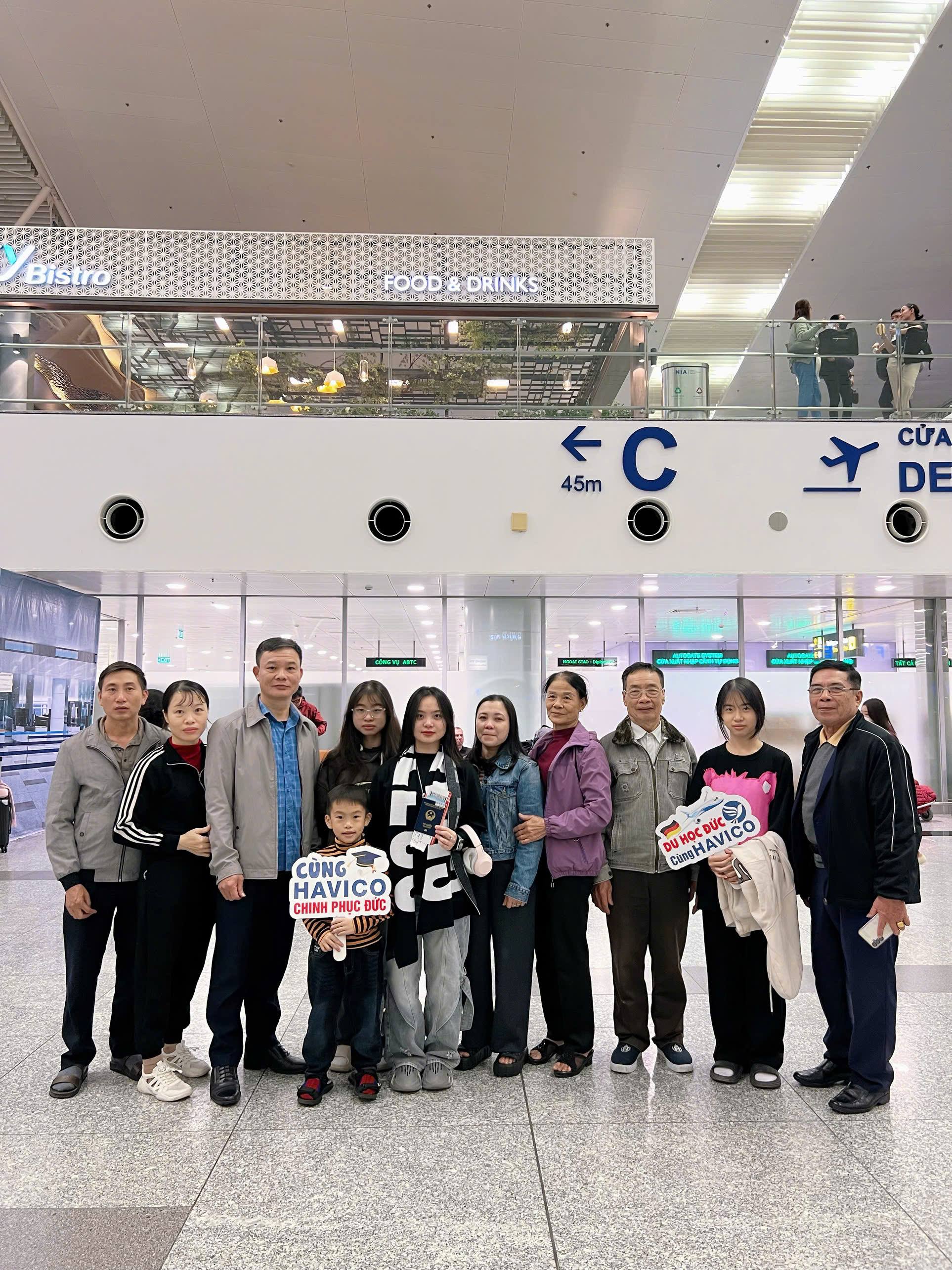 Học viên chụp cùng gia đình