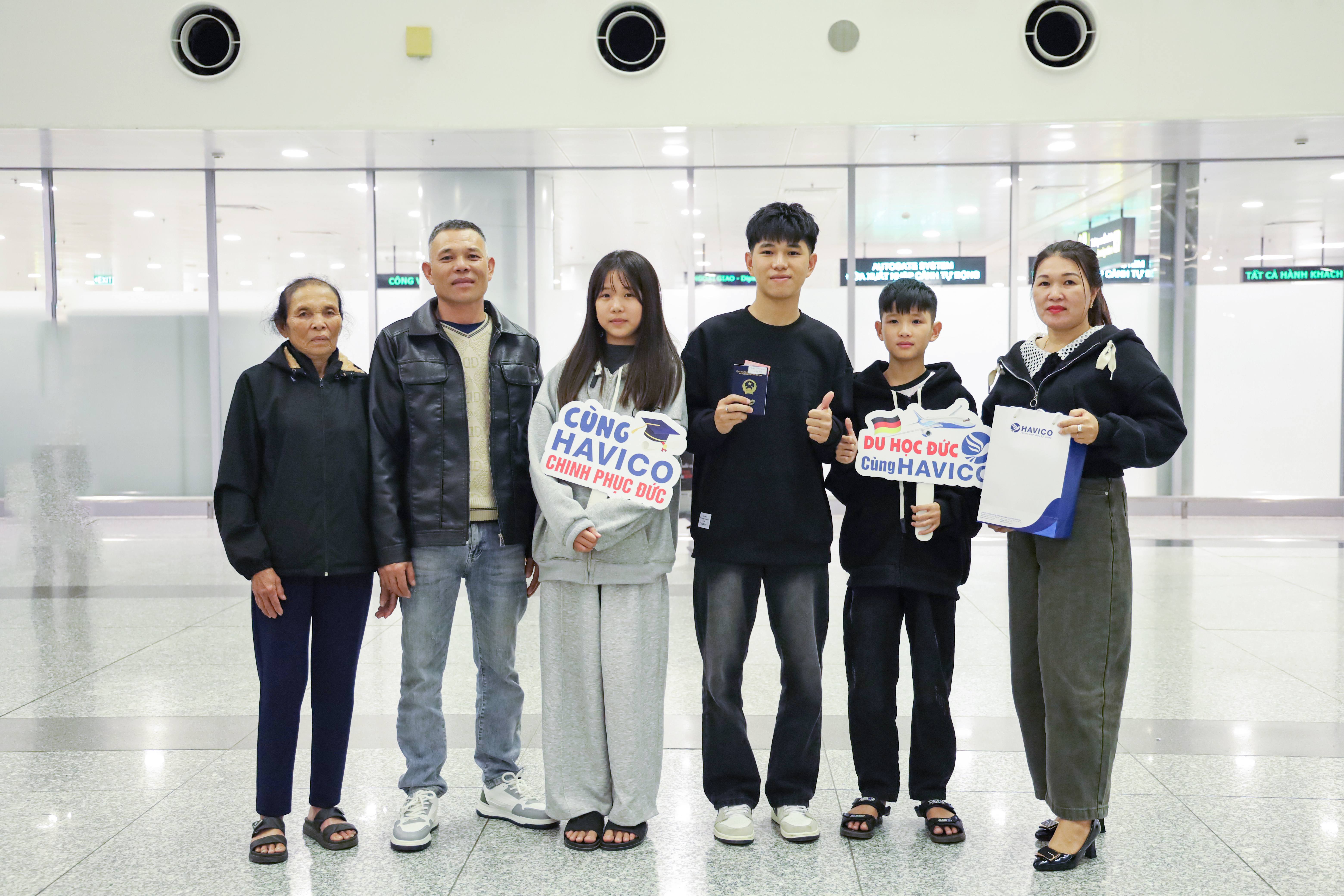 Học viên chụp cùng gia đình