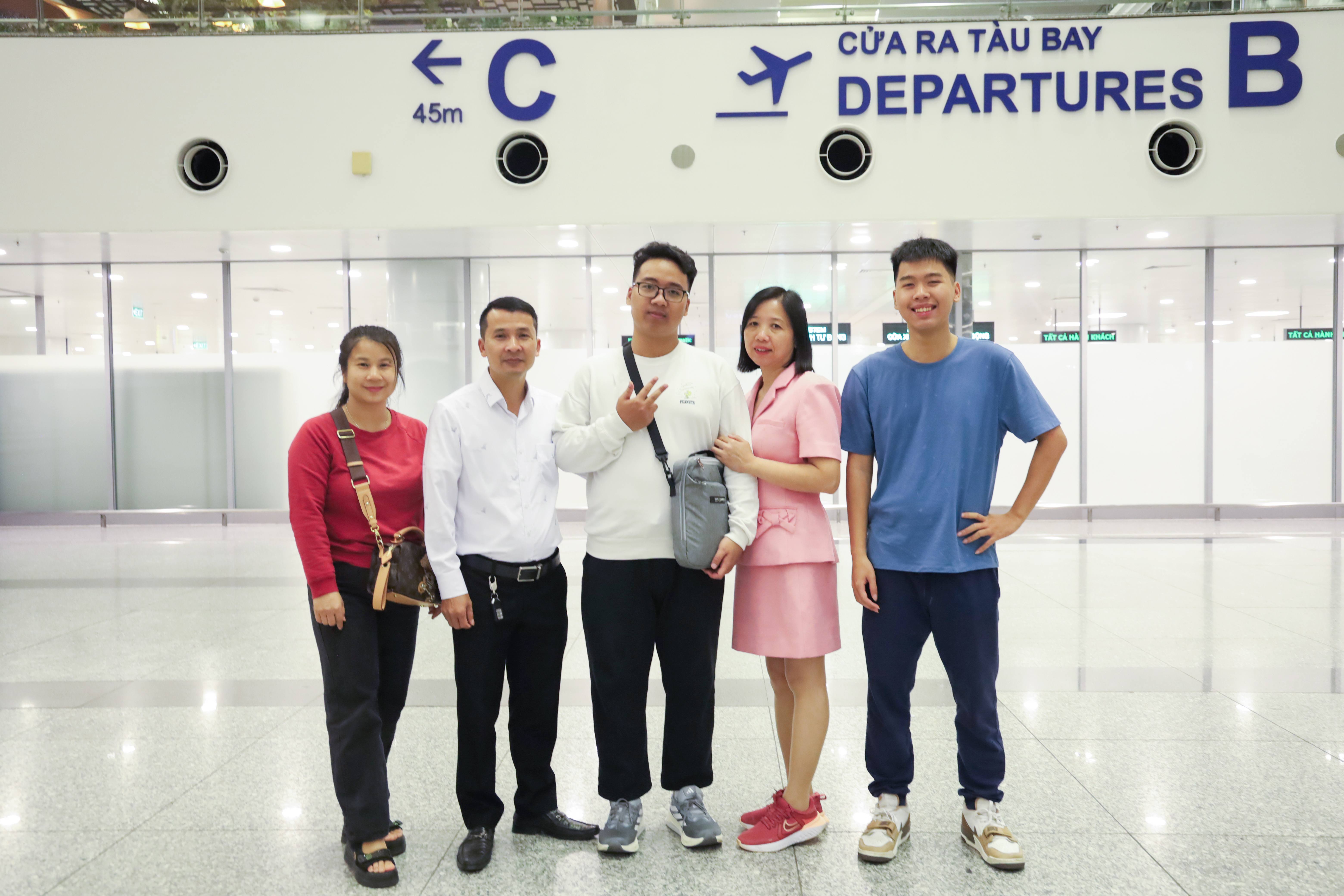 Học viên chụp cùng gia đình